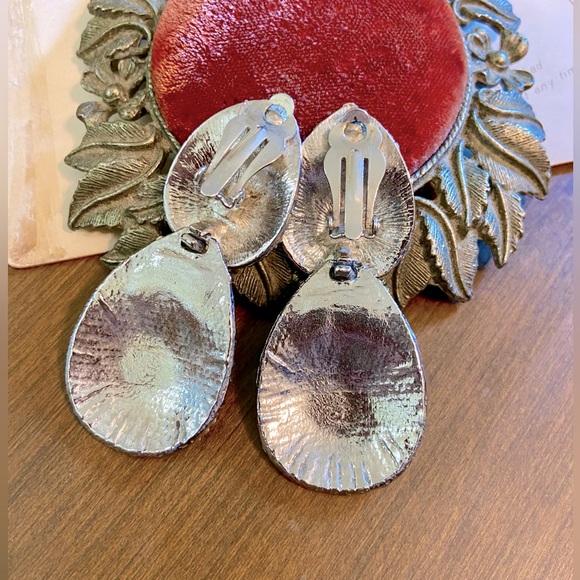 Lg Vintage Silver Tone Raindrop Textured Statement Clip on Earrings - Picture 4 of 15